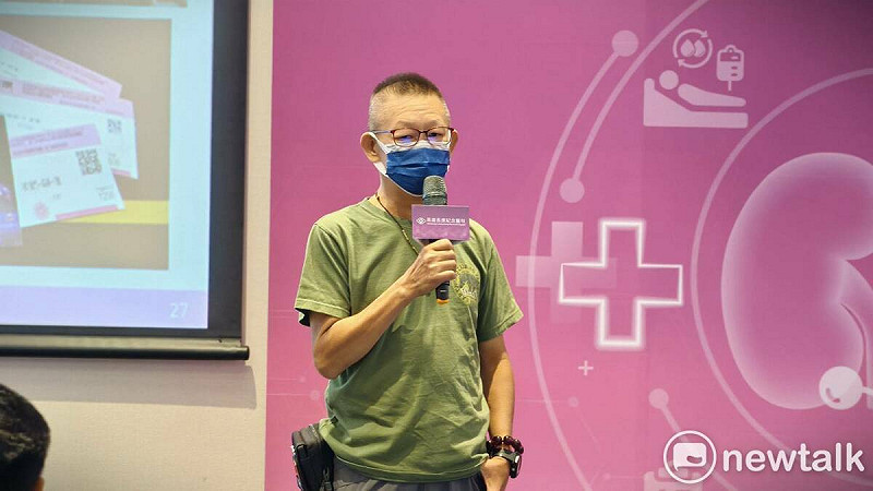 腹膜透析病友代表黃先生現身說法,植入腹膜透析導管後,上班、出遊都不受影響。 圖:孫家銘攝