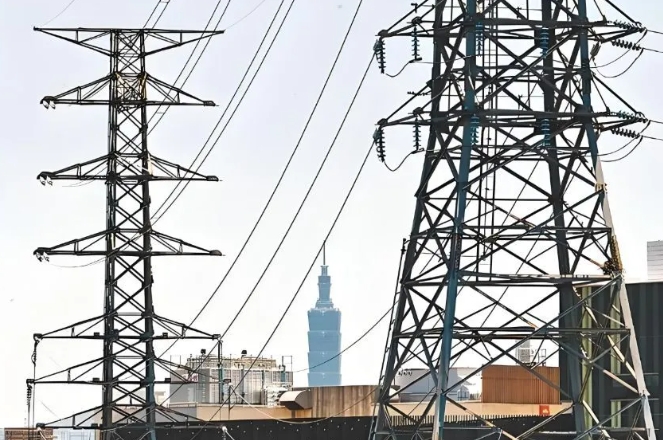  台灣的電塔。電網依賴集中傳送，易成為戰爭攻擊目標。 圖 : 翻攝自矚望雲霄 