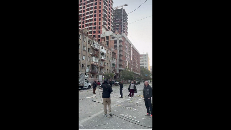 烏克蘭當局稱,約 500 名救援人員及 1,000 名警察正在全市多處地點展開搜救,並出動登山員、搜救犬、工程設備與消防機器人。 圖:翻攝自影片 烏克蘭當局稱,約 500 名救援人員及 1,000 名警察正在全市多處地點展開搜救,並出動登山員、搜救犬、工程設備與消防機器人。 圖:翻攝自影片