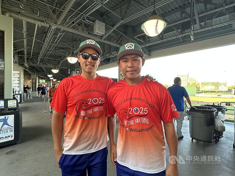 東園國小少棒隊在威廉波特世界少棒賽奪冠,2名年輕教練駱政宇(左)、藍振奕也扮演重要角色。 圖:中央社