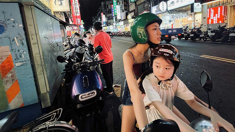 《左撇子女孩》以臺北喧騰的夜市為背景，細膩描繪一段跨越三代母女的動人篇章。   圖：左撇子女孩電影製作有限公司提供