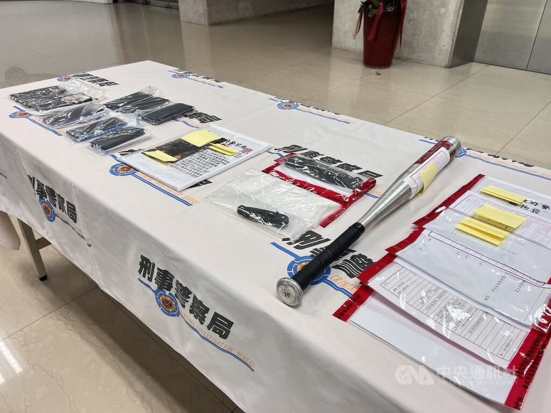刑事警察局28日召開記者會，宣布破獲以幫派分子為首的地下錢莊集團，逮捕主嫌竹聯幫洪姓男子等8人到案，查扣球棒、本票等物。警詢後依恐嚇取財等罪嫌，將洪男等8人移送台北地檢署偵辦。中央社記者劉建邦攝　114年8月28日   