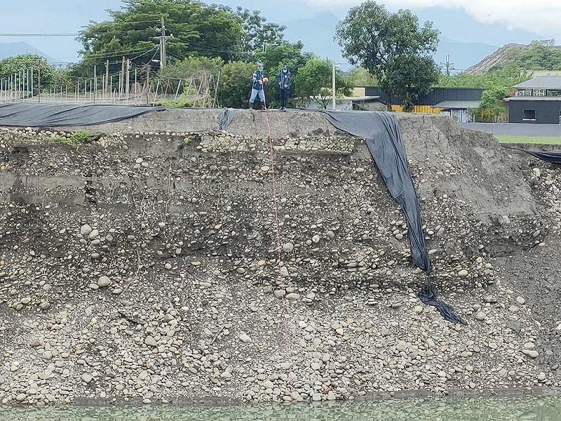橋頭地檢署日前偵辦高雄市美濃區遭不法集團大範圍盜採土石並回填營建廢棄物案,發現盜挖深度達20公尺、面積超過6公頃,且遭盜採土石地點位於自來水水質水量保護區,已嚴重危害國土環保安全。(橋頭地檢署提供)中央社記者張已亷傳真 114年8月28日
