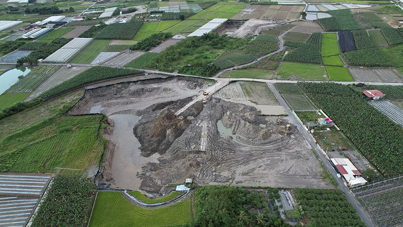 橋頭地檢署日前偵辦高雄市美濃區遭不法集團盜採土石及回填廢棄物案,訊後周姓地主等11人遭依非法從事廢棄物清理等罪嫌聲押,許姓怪手司機等4人則以新台幣10萬元交保。(橋頭地檢署提供)中央社記者張已亷傳真 114年8月28日