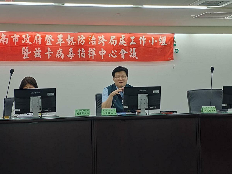 因應國內本土登革熱疫情急遽升溫，台南市政府今（28）日由徐健麟副秘書長主持召開登革熱防治跨局處會議。   圖：台南市政府提供