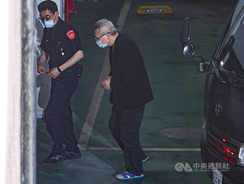 民進黨前立委陳歐珀（中）涉嫌於立委任內收受不正利益護航業者等案，台北地檢署28日以涉貪污治罪條例偵結起訴，移至北院審理。中央社記者鄭清元攝　114年8月28日   