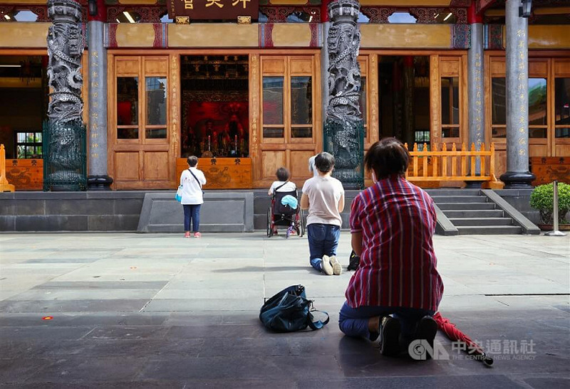 圖為行天宮內參拜信徒。（中央社檔案照片）   
