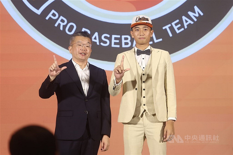 中華職棒統一獅隊28日宣布簽下8名新秀，其中首輪的曾偉喆（右）以簽約金新台幣520萬及激勵獎金100萬、合約總值620萬元加盟。（中央社檔案照片）   