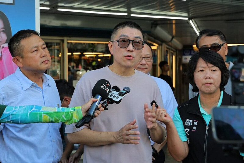 基隆一名國小男童日前穿越市區斑馬線時，遭右轉計程車撞倒受傷。市長謝國樑（前中）28日會勘現場，呼籲中央修法，讓駕駛行經路口的減速標準規範更明確，確保行人穿越路口時更有保障。（基隆市政府提供）中央社記者沈如峰基隆傳真　114年8月28日   