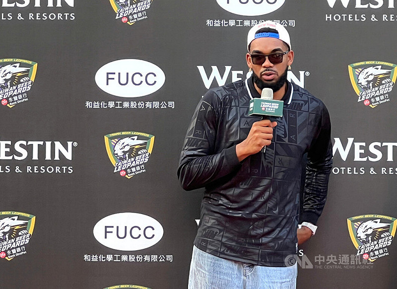 美國職業籃球聯盟（NBA）紐約尼克明星中鋒湯斯（Karl-Anthony Towns）（圖）28日抵達台灣後，下午出席台灣職業籃球大聯盟（TPBL）桃園在地球隊台啤永豐雲豹舉辦的3對3籃球挑戰賽，他在受訪時表示，希望把握機會品嘗不一樣的台灣在地美食。中央社記者陳容琛攝　114年8月28日   