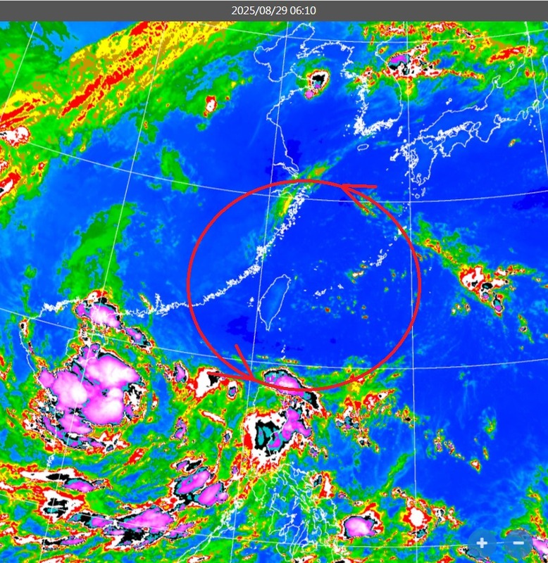 鄭明典在臉書上PO衛星雲圖指出，最近台灣上空逆時針旋轉雲系的特徵明顯，此時看到的紅外線雲影，由顏色判斷，主要是中高層雲，所以說又是高層「冷心低壓」。   圖：取自鄭明典臉書