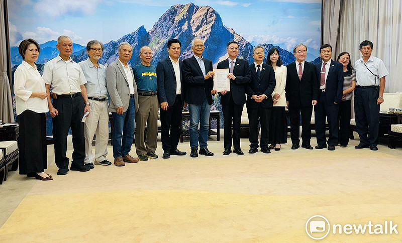 行政院長卓榮泰今(29日)和仰山文教基金會創辦人、前立法院長游錫堃一行人合影。 圖:謝莉慧/攝