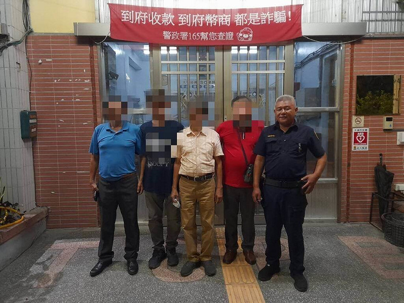 吳姓男子一家人日前到台中市新社區參加親友婚禮晚宴，返程依照車內導航系統行駛，卻迷失在太平山區內，後獲得警方協助，前往派出所致謝。（民眾提供）中央社記者趙麗妍傳真　114年8月29日   