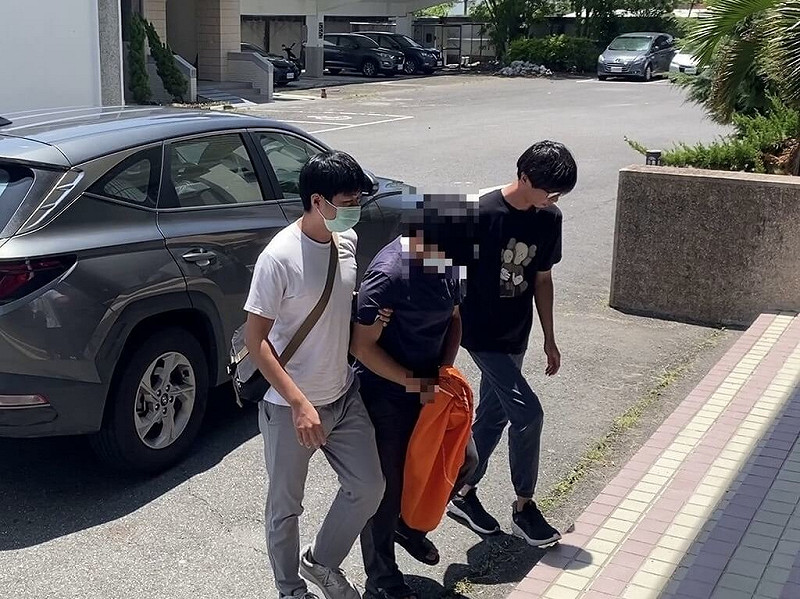 通緝犯余姓男子藏匿高雄市燕巢區貨櫃屋販賣槍毒，台南市警局27在當地加油站將他逮捕送辦，橋頭地檢署聲押獲准。（台南市警局提供）中央社記者張榮祥台南傳真 114年8月29日   