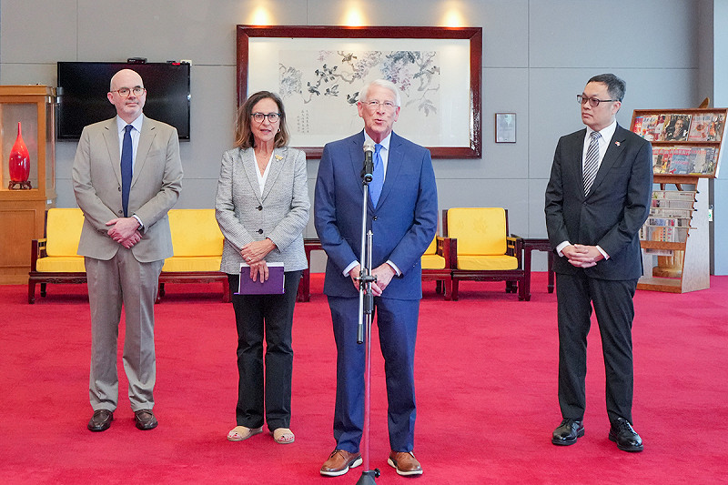 美國聯邦參議院軍事委員會主席維克(Roger Wicker)、參議員費雪(Deb Fischer)訪台。 圖:外交部提供