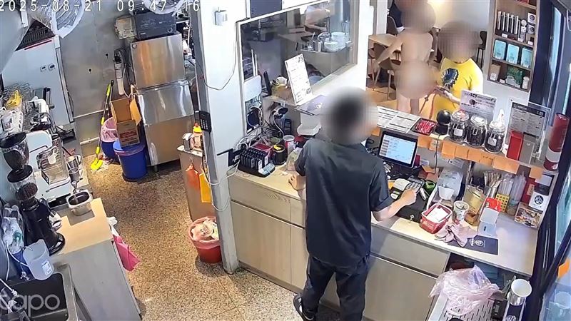 57歲鍾姓男子全裸逛早餐店，27日被強制送醫治療。   圖：警方提供