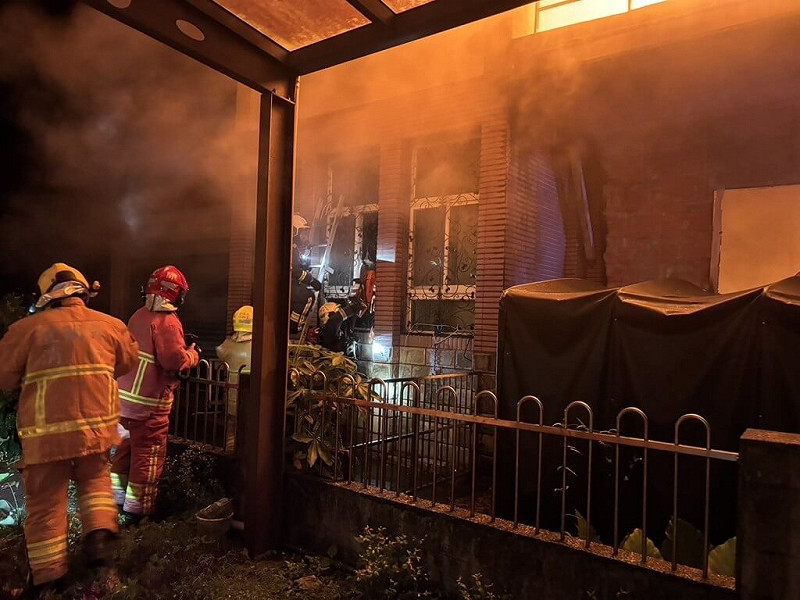 宜蘭縣五結鄉二結路1棟3層樓民宅29日凌晨發生火警，屋內祖孫1家4口一度受困屋內，所幸都被救出，意識清楚但有輕微嗆傷，詳細起火原因待消防局火調科調查釐清。（宜蘭縣消防局提供）中央社記者沈如峰宜蘭傳真 114年8月29日   