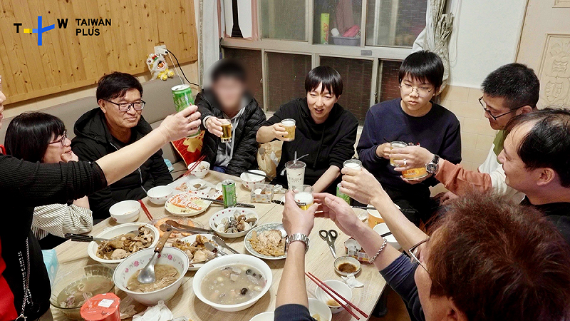 《May I Stay Tonight》是TaiwanPlus與日本富士電視台共同進行的合製計畫之一，以主角「睡袋石田」在各地舉牌、請求留宿一晚為主軸，呈現不同房東的豐富人生故事。圖為石田先生與曾收留他的台南家庭共度農曆春節晚餐。   圖：TaiwanPlus提供