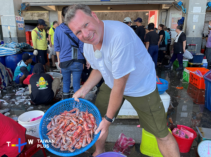  《Happy Fisherman》主持人李豪甚至會用台語跟漁民交流，非常融入台灣社會。 圖：TaiwanPlus提供 