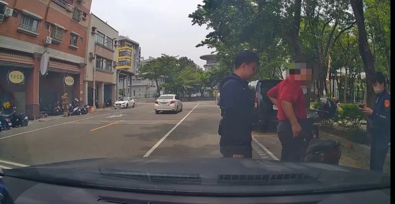 警方開出闖紅燈與逆向罰單,最高可罰7200元。 圖:警方提供