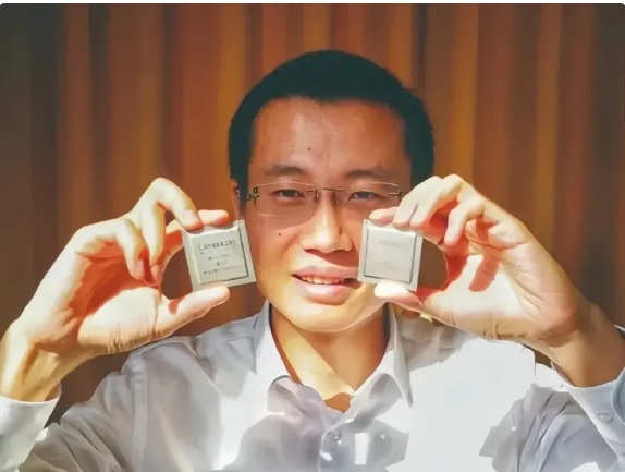隨著中國政府不斷加強對晶片、 AI 產業的支持,寒武紀也持續發展,成為中國 AI 晶片產業生態中最重要的一員。圖為陳天石展示寒武紀開發的 AI 晶片。 圖:翻攝自 騰訊網 環球人物雜誌