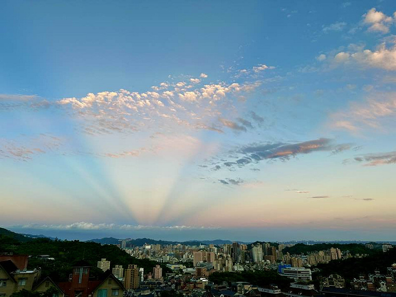 今(29)天清晨天空出現超美的「維納斯帶」，只見光線從地平線向上發射，就像在天空打了一盞舞台燈，絕美影像也讓不少網友驚艷。   圖：取自鄭明典臉書