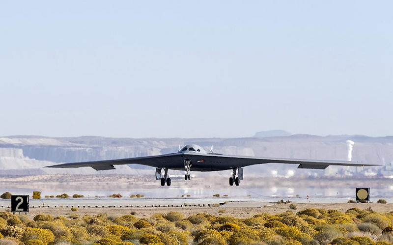 2024年9月，B-21「突襲者」轟炸機在加州愛德華茲空軍基地進行飛行測試。   圖：翻攝U.S. Air Force（資料照片）