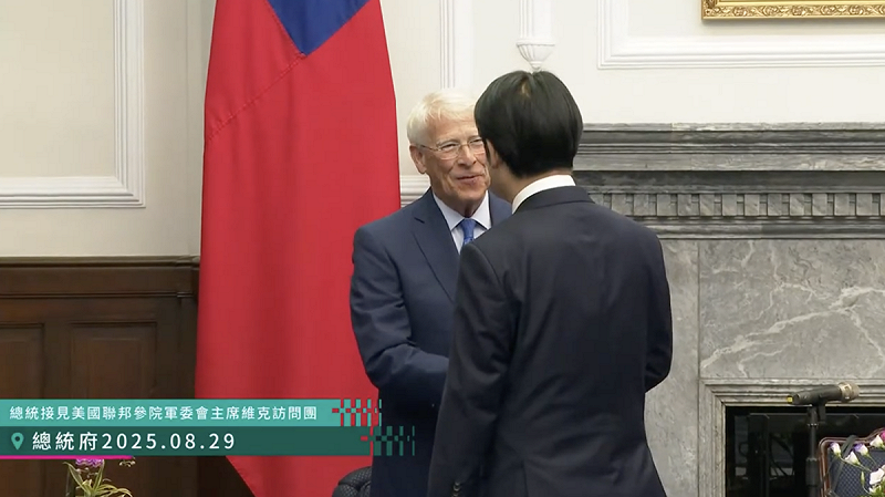 賴清德與美國聯邦參議院軍事委員會主席維克(Roger Wicker)握手。 圖:翻攝自賴清德YT 賴清德與美國聯邦參議院軍事委員會主席維克(Roger Wicker)握手。 圖:翻攝自賴清德YT