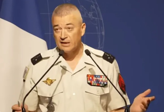 針對當前世界局勢的變化，法軍總參謀長布克哈德提出警告，呼籲歐洲國家加強團結，以應對未來世界形勢的變化。   圖：翻攝自 觀察者網