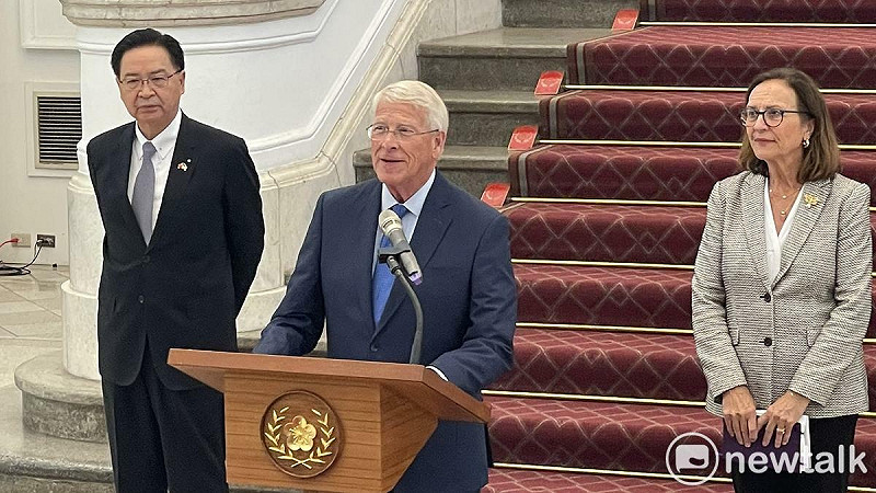 吳釗燮、美國聯邦參議院軍事委員會主席維克（Roger Wicker）、參議員費雪（Deb Fischer）。   圖：高逸帆／攝