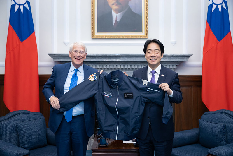 賴清德致贈美國聯邦參議院軍事委員會主席維克(Roger Wicker)F-16戰機飛行夾克 圖:總統府提供 賴清德致贈美國聯邦參議院軍事委員會主席維克(Roger Wicker)F-16戰機飛行夾克 圖:總統府提供