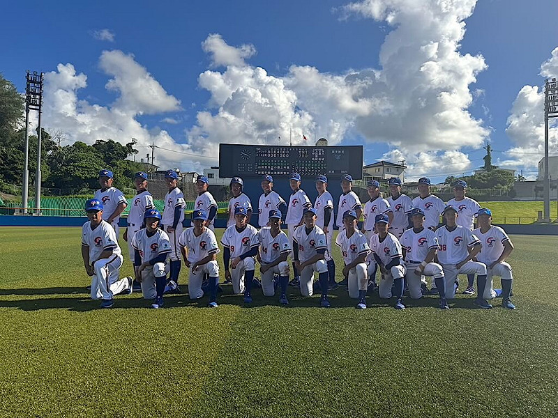 U18世界盃棒球賽台灣隊提前赴日本沖繩備戰，共安排4場練習賽，29日首戰與日本Enagic隊交手，全隊在球場中合影留念。（中華民國棒球協會提供）中央社記者謝靜雯傳真  114年8月29日   