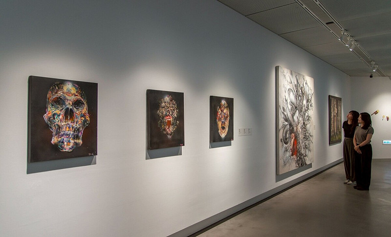 《快樂島-日常的史詩》展出崔大衛以狂放筆觸捕捉情緒的系列作品。 圖:高雄市立美術館/提供