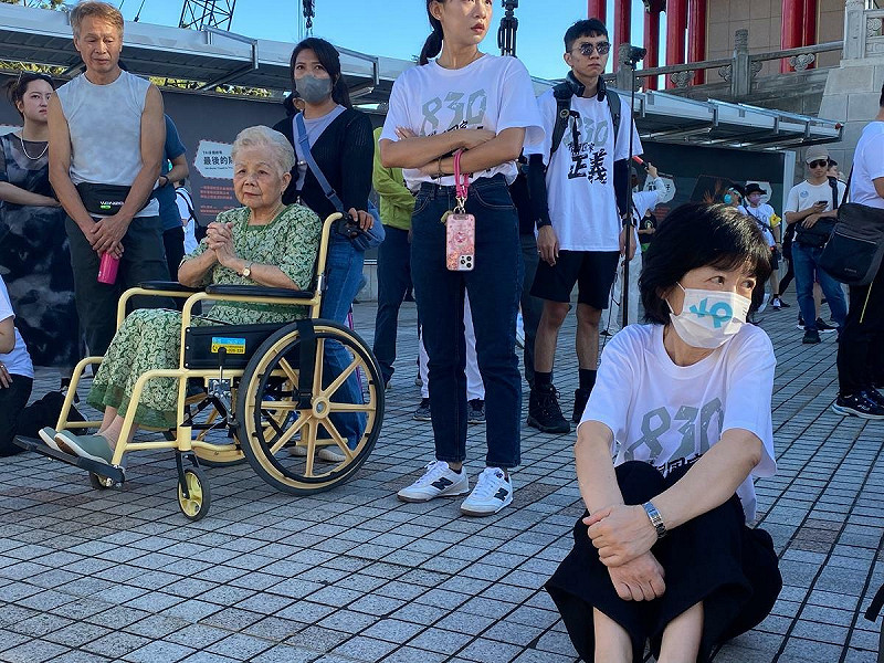 柯文哲母親也坐著輪椅及夫人陳佩琪也出席民眾黨「司法改革 公民走讀」 活動。 圖:林朝億/攝