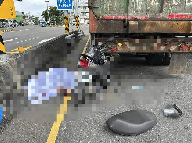 屏東縣台17線新園鄉路段29日下午發生死亡車禍，1名男子騎機車沿內線道，高速撞上1台停等紅燈的曳引車，騎士當場死亡。（屏東縣警察局東港分局提供）中央社記者黃郁菁傳真 114年8月30日   
