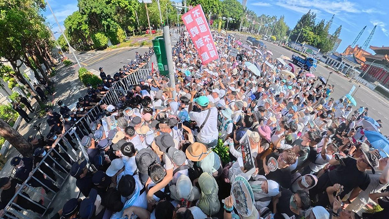 活動從8時正式開始,警方將警力布置在愛國西路,全面封鎖道路,阻擋群眾前進。 圖: 民眾黨/提供