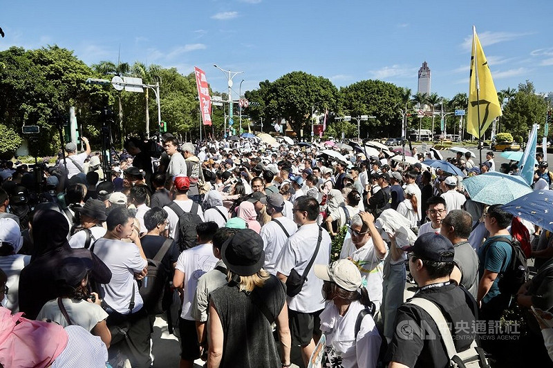 民眾黨30日在台北中正紀念堂外舉行「司法改革公民走讀」活動，呼籲政府積極推動司法改革。中央社記者張皓安攝 114年8月30日   