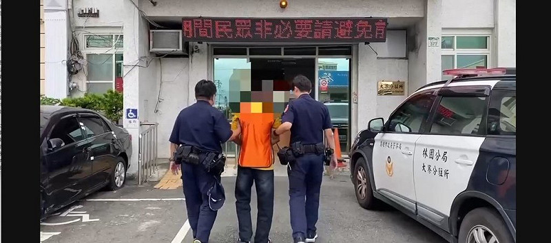 高雄黎姓越南移工（中）因欠租新台幣4000元，遭洪姓女房東上門催討，但黎男反持磚頭攻擊洪女頭部，更搶走洪女背包內現金，再返回住處變裝。警方到場逮捕黎男，依強盜和殺人未遂罪送辦。（高市林園警分局提供）中央社記者洪學廣傳真  114年8月30日   