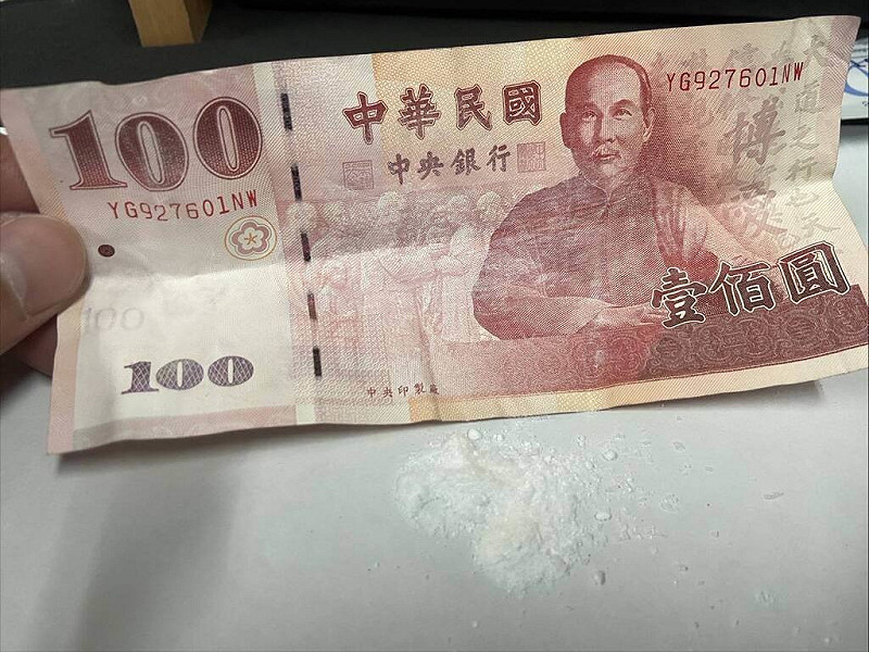 台南市李姓男子29日凌晨在100元紙鈔藏毒，躲進中西區某加油站廁所準備拉K，巡邏警員尾隨而入逮捕送辦。（台南市警察局提供）中央社記者張榮祥台南傳真 114年8月30日   