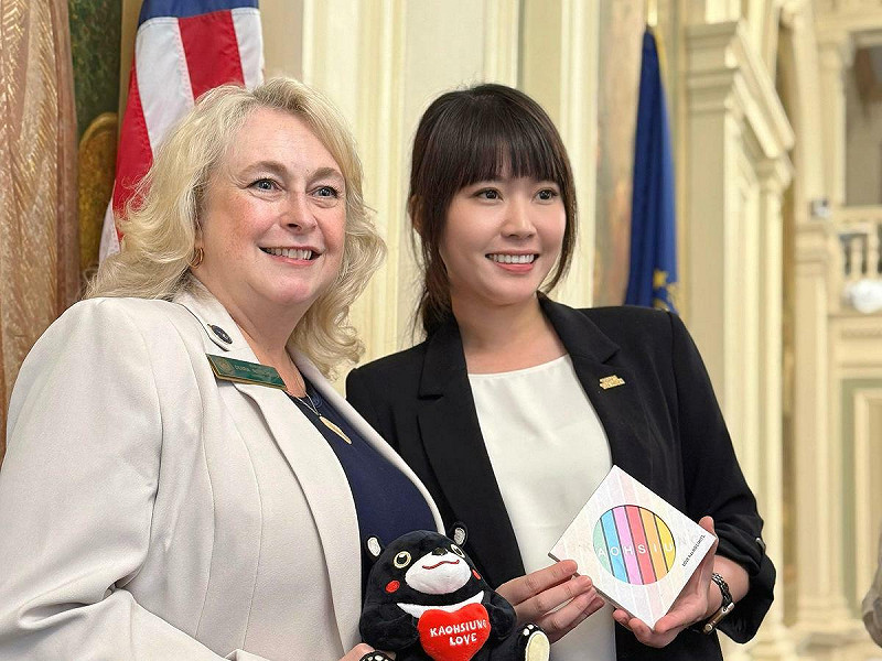 張硯卿(右)與新罕布夏州參議員Debra Altschille合影,感謝州參議院對台灣參與國際組織的支持。 圖:張硯卿/提供