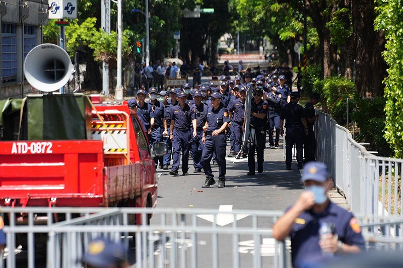 民眾黨司法走讀活動,警方布置警力防止群眾接近總統官邸。 圖:民眾黨/提供