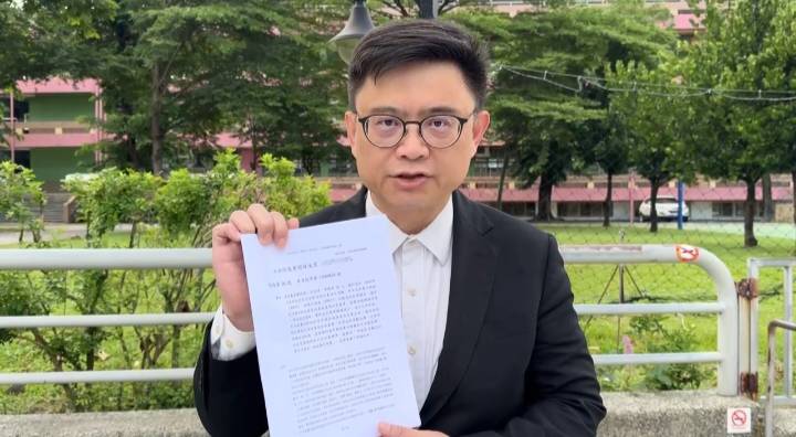 賴瑞隆出示自己的《財劃法》版本，反控柯志恩造謠、抹黑，應向高雄市民道歉。   圖：孫家銘翻攝