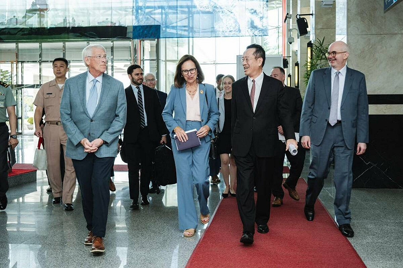 國防部長顧立雄30日接見美國參議院軍事委員會Roger Wicker主席及Deb Fischer參議員等訪團。 圖:國防部提供