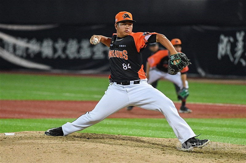 中華職棒統一獅隊總教練林岳平30日表示，投手尹柏淮（圖）29日在二軍投完之後手肘不適，由於傷勢不輕，會將他移出60人名單。（中央社檔案照片）   