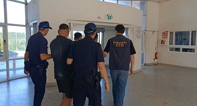 澎湖縣白沙警分局29日晚間執行路檢勤務時，於講美路段攔檢一輛自小客車，查獲安非他命等毒品，當場逮捕車上2名男子，30日依違反毒品危害防制條例送辦，並持續追查毒品來源。（澎湖白沙分局提供）中央社  114年8月30日   