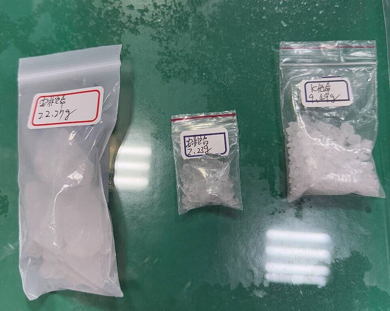 澎湖縣白沙警分局29日晚間執行路檢勤務時,於講美路段攔檢一輛自小客車,查獲安非他命等毒品,當場逮捕車上2名男子,30日依違反毒品危害防制條例送辦,並持續追查毒品來源。(澎湖白沙分局提供)中央社 114年8月30日