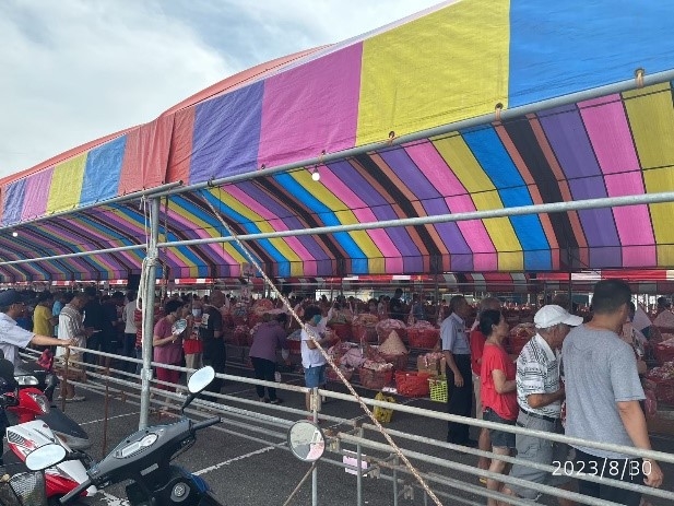 南投縣環保局宣導集中普度,以米代金、水果、飲料等其他物資。 圖:南投縣環保局/提供