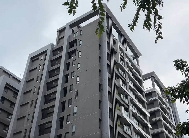 1名6歲男童30日下午疑台中市北屯區某大樓10樓處墜落，頭部受重擊、傷勢嚴重。男童送醫急救仍宣告不治，事發確切原因仍有待調查釐清。（民眾提供）中央社記者趙麗妍傳真  114年8月30日   