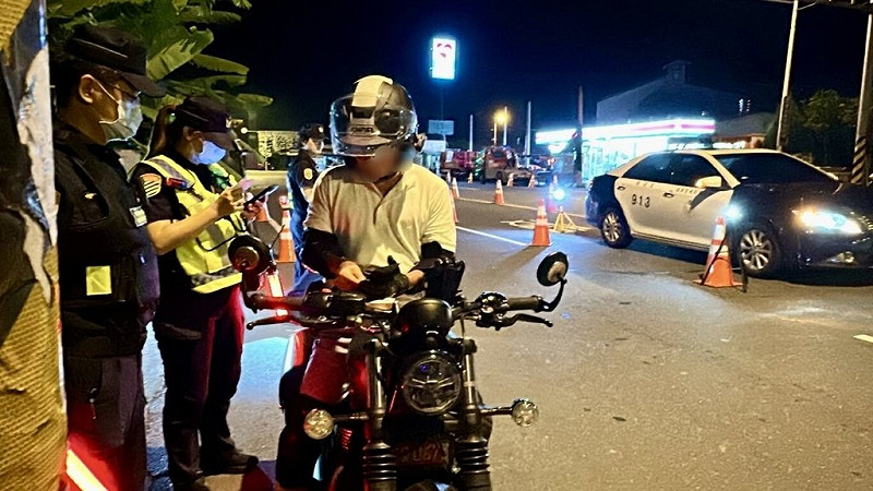 南投縣警察局交通警察隊統計民國114年1月至7月南投縣發生A1、A2類交通事故共5573件，較去年同期減少238件，死亡也較去年同期減少5人，顯示透過工程改善、積極執法、交安宣導等安全推動策略逐漸發揮成效，事故死傷數據全面下降。圖為警方交通臨檢情形。（警方提供）中央社記者蕭博陽南投縣傳真  114年8月30日   