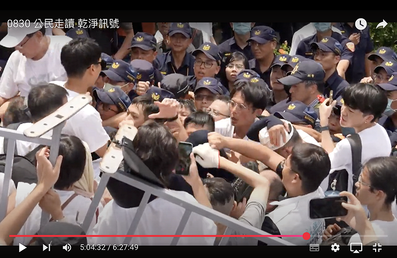 民眾黨主席黃國昌30日疑似勒住員警脖子連續畫面截圖。   圖：民眾黨直播連結